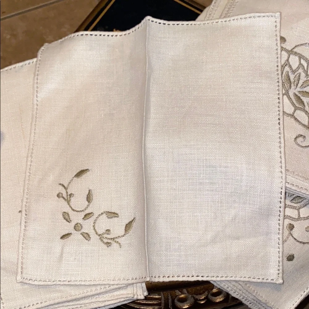 BX48 Vintage set of 8 Embroidered Tan Napkins and Hankerchiefs Set
